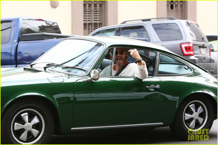 chris-pine-flips-off-the-paparazzi-after-his-newsstand-stop-15 (1).jpg
