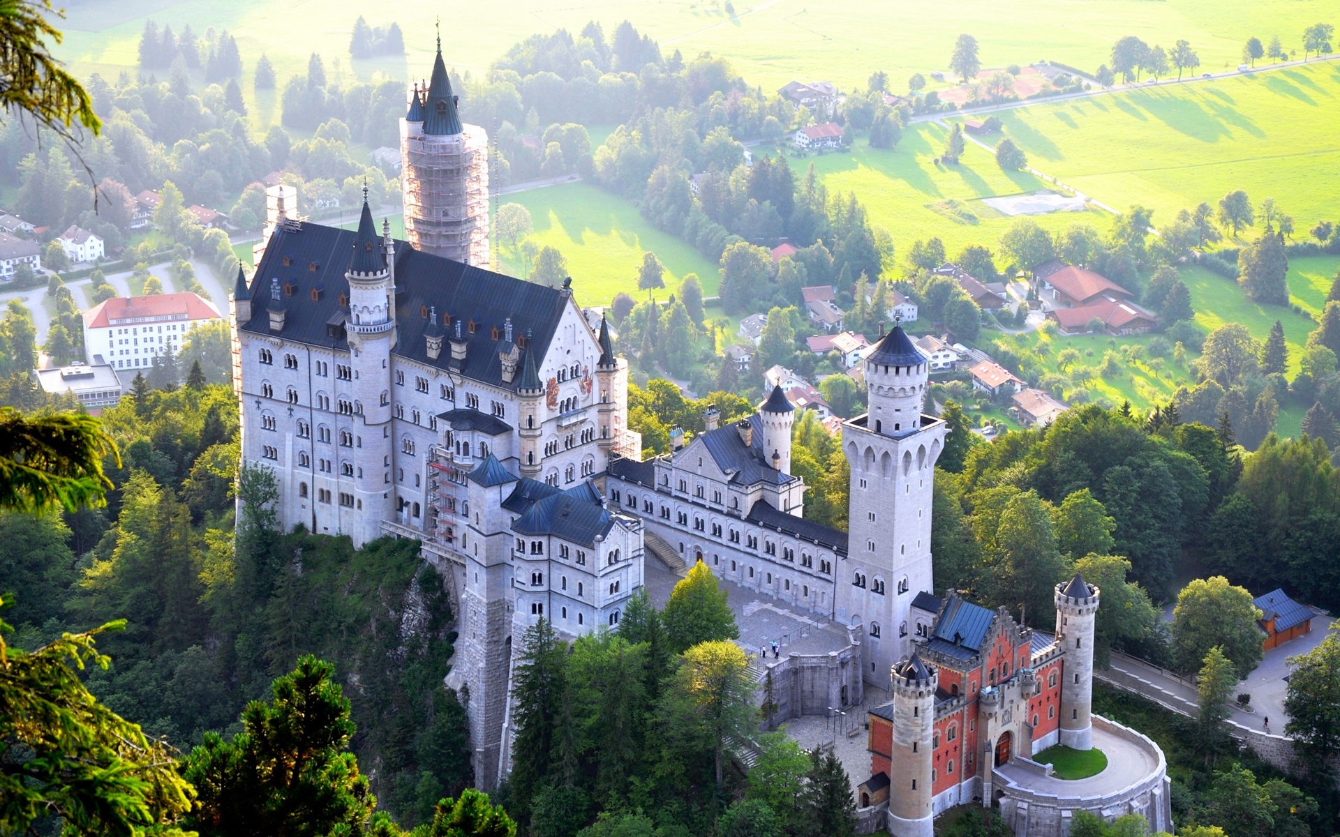 beautiful-spring-neuschwanstein-castle-wallpapers-1920x1200