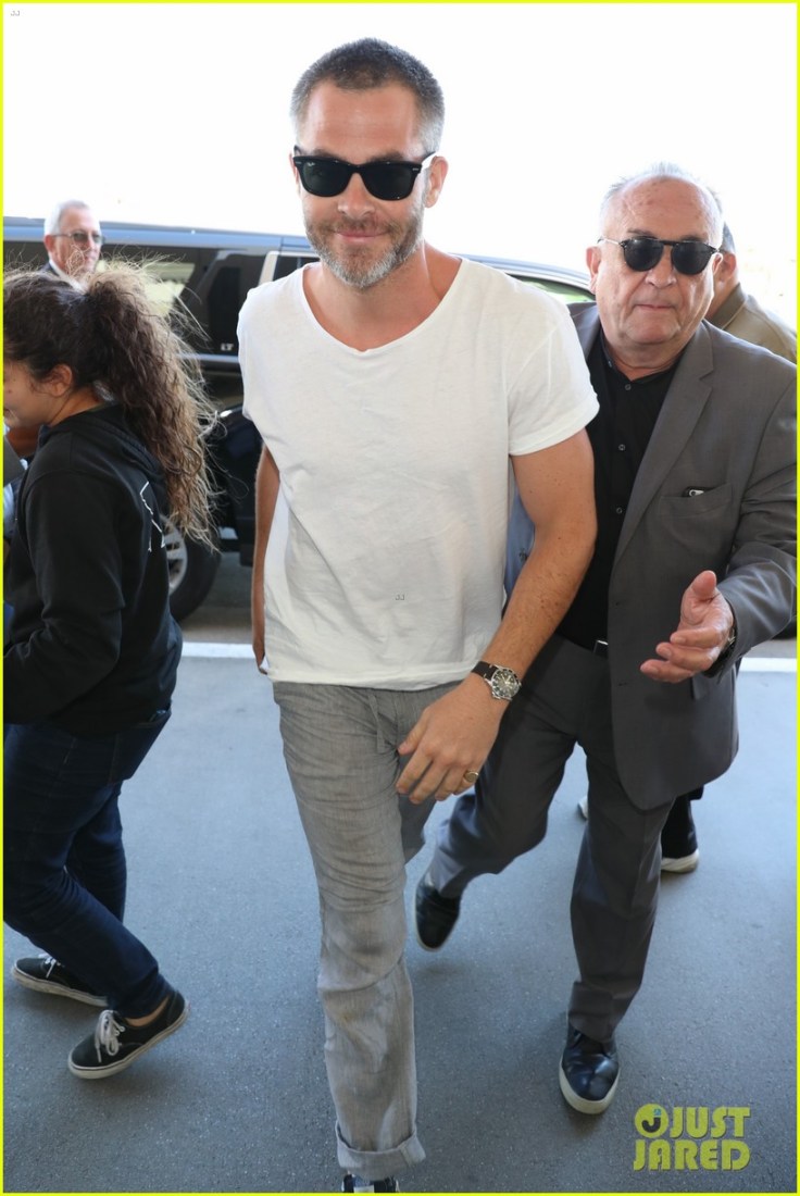 chris-pine-all-smiles-for-his-flight-out-of-lax-airport03